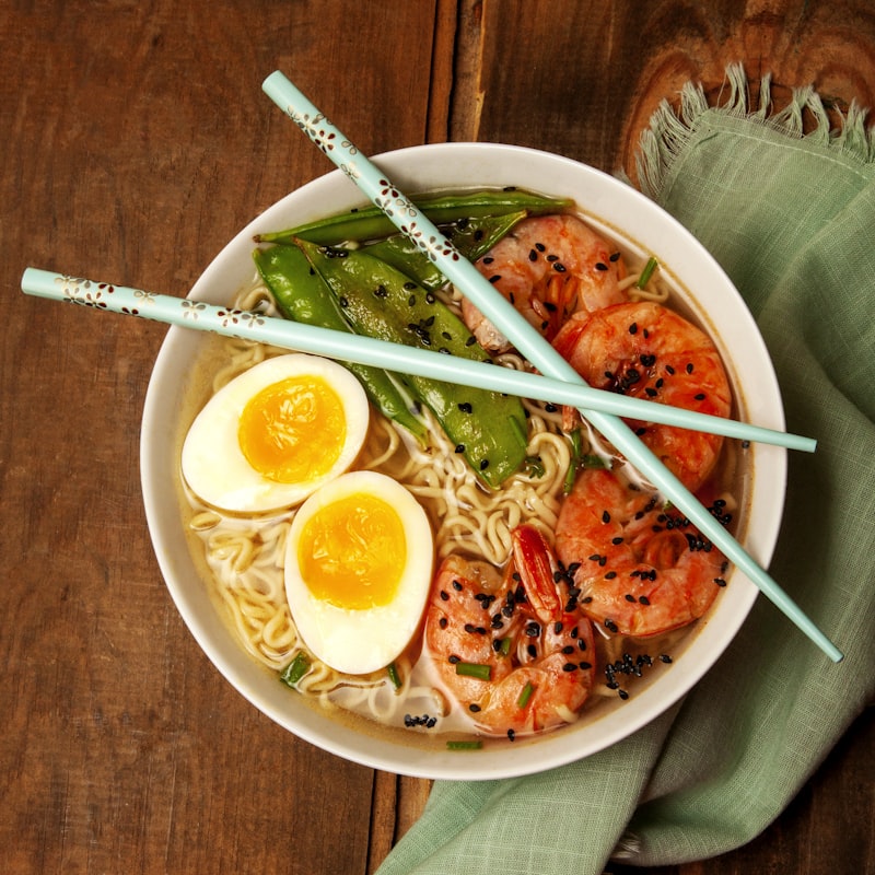 味玉と海苔入りのとんこつラーメン